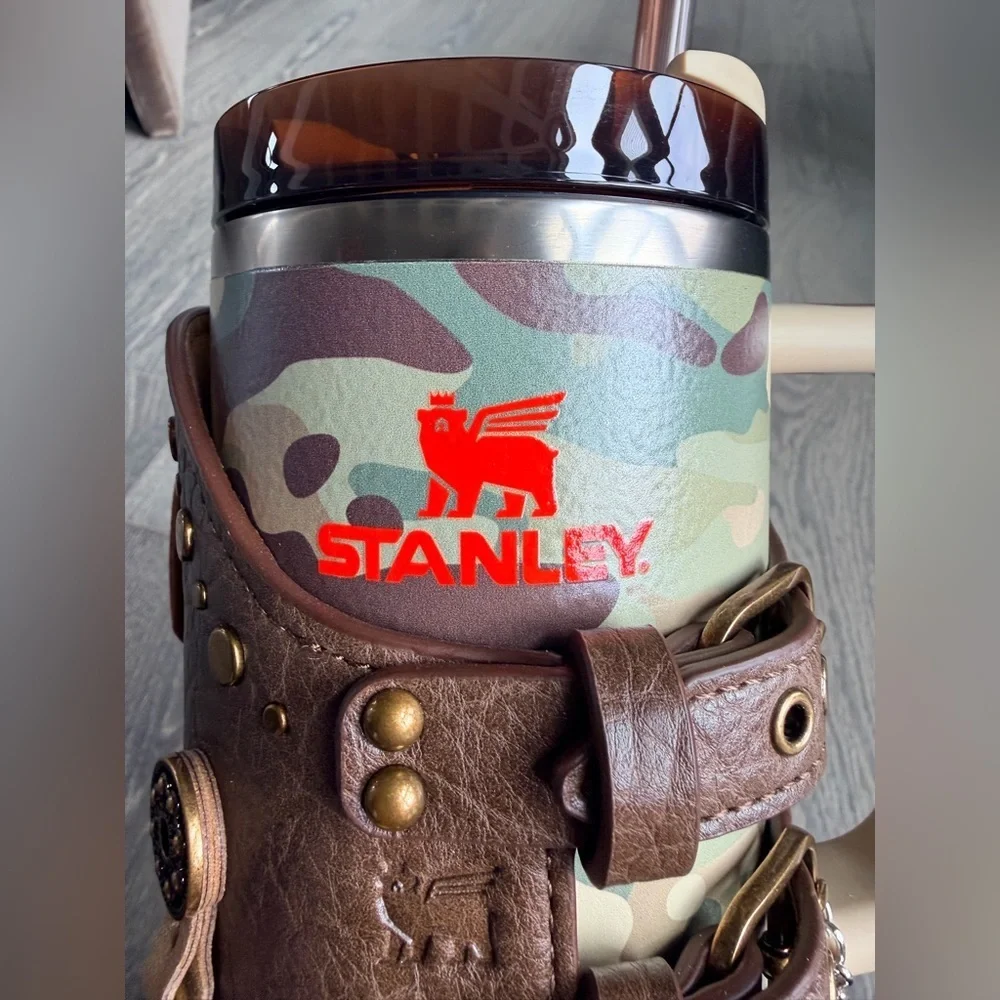 Post Malone x Stanley Quencher H2.0 FlowState Tumbler with Quencher Pouch Belt - Picture 14 of 16